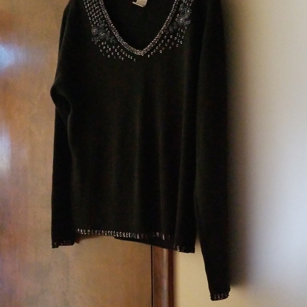 🧶Worthington Black V-neck sweater with gray sequins.